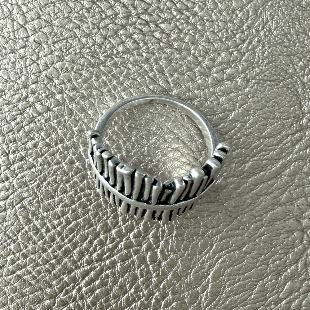 Elegant Silver Band Ring - Picture 4 of 7